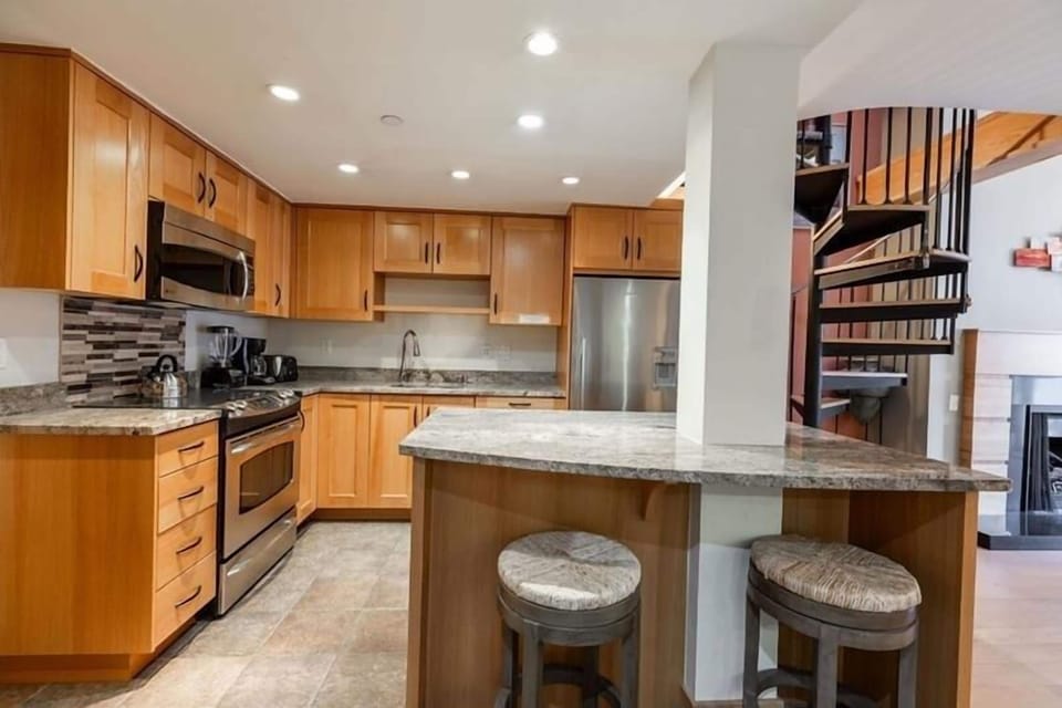 Apartment, 3 Bedrooms | Private kitchen | Fridge, oven, coffee/tea maker, toaster