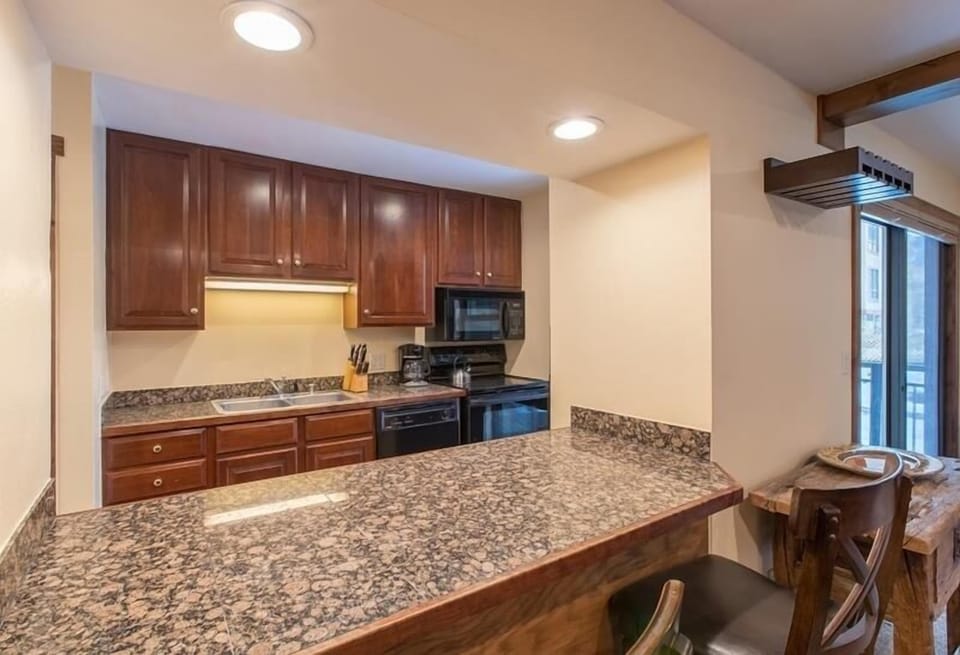 Apartment, 2 Bedrooms | Private kitchen | Fridge, oven, coffee/tea maker, toaster