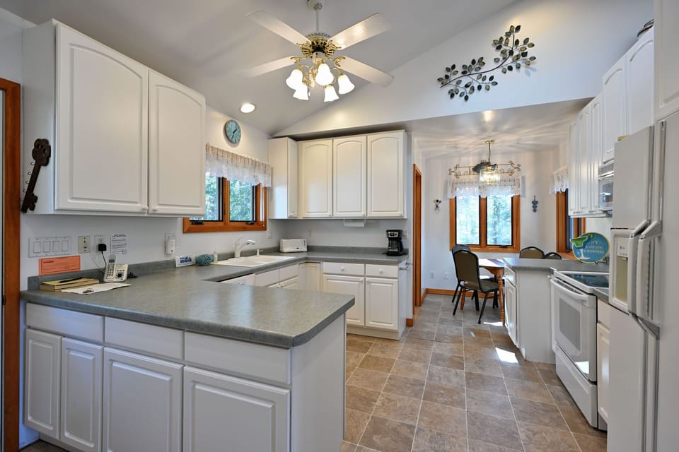 House, 2 Bedrooms | Private kitchen | Coffee/tea maker, fridge, oven, toaster