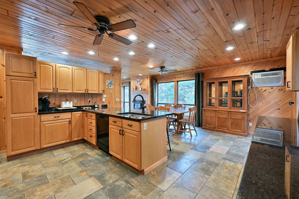 House, 4 Bedrooms | Private kitchen | Fridge, oven, coffee/tea maker, toaster