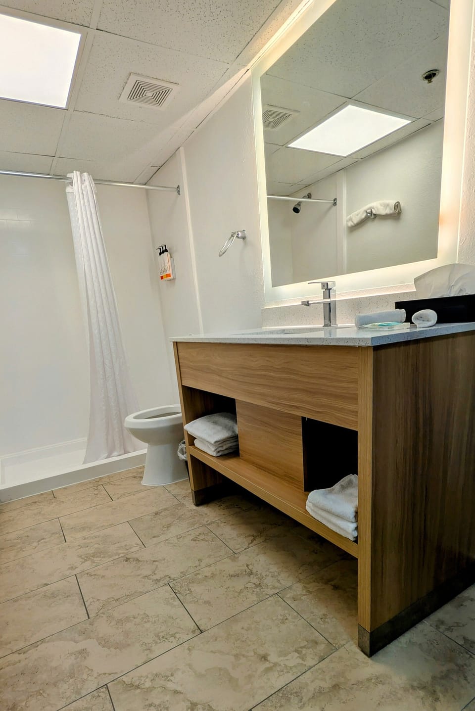 Hydromassage showerhead, free toiletries, hair dryer, towels