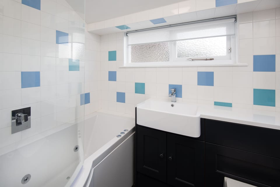 Windyrig - family bathroom area