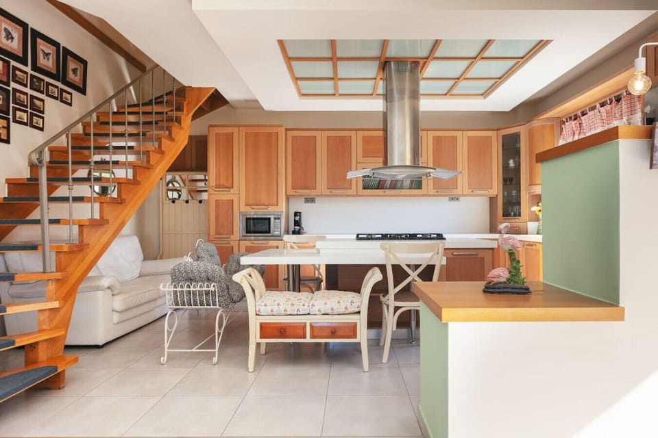 Fully equiped kitchen and dinning area.