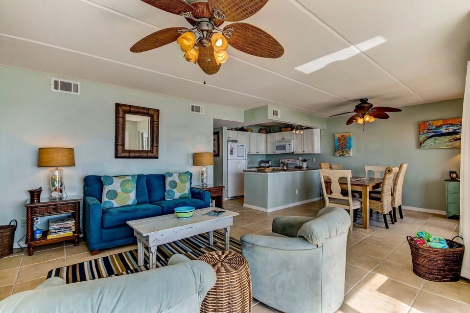 Condo, 2 Bedrooms | Living area