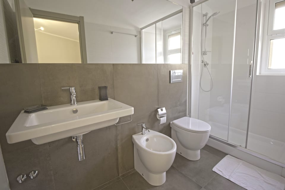 Room | Bathroom | Shower, rainfall showerhead, free toiletries, hair dryer