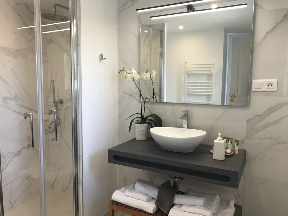 Luxury Double Room (Jasmin) | Bathroom | Shower, rainfall showerhead, designer toiletries, hair dryer
