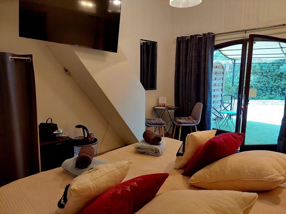 Comfort Room (Toussaint) | Minibar, individually decorated, individually furnished, soundproofing