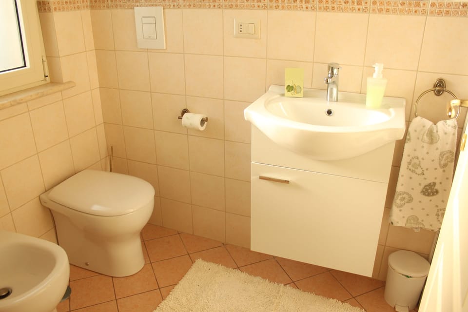Classic Double Room, 1 Bedroom, Private Bathroom | Bathroom | Shower, rainfall showerhead, free toiletries, hair dryer