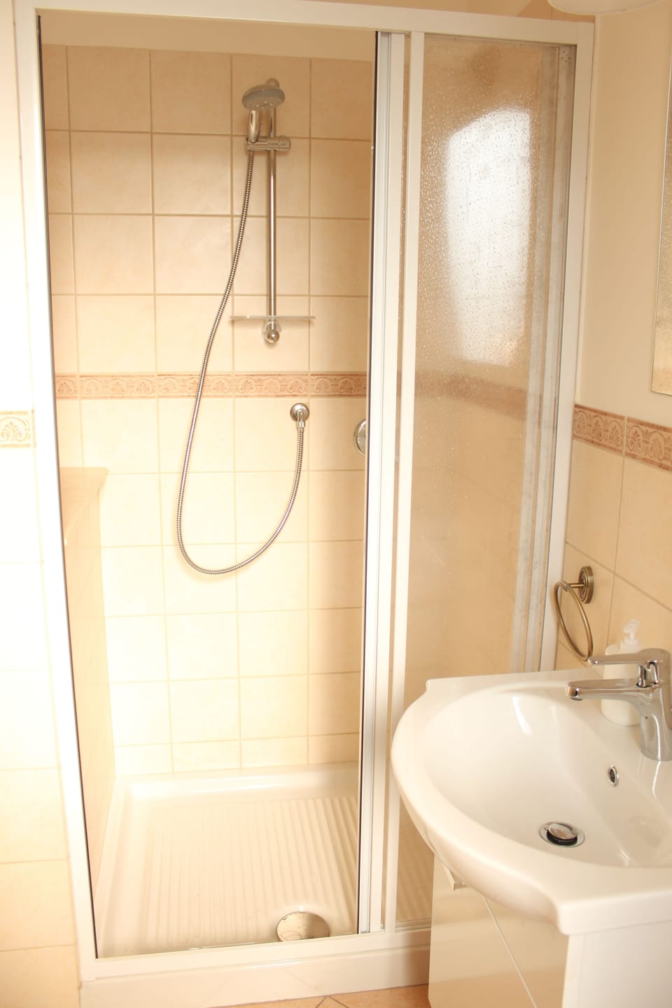 Shower, rainfall showerhead, free toiletries, hair dryer