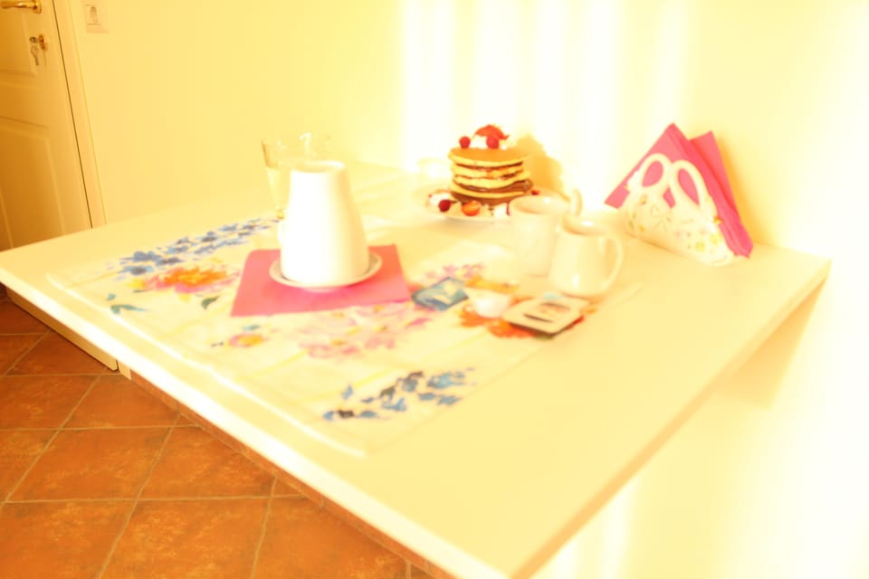 Classic Double Room, 1 Bedroom, Private Bathroom | In-room dining