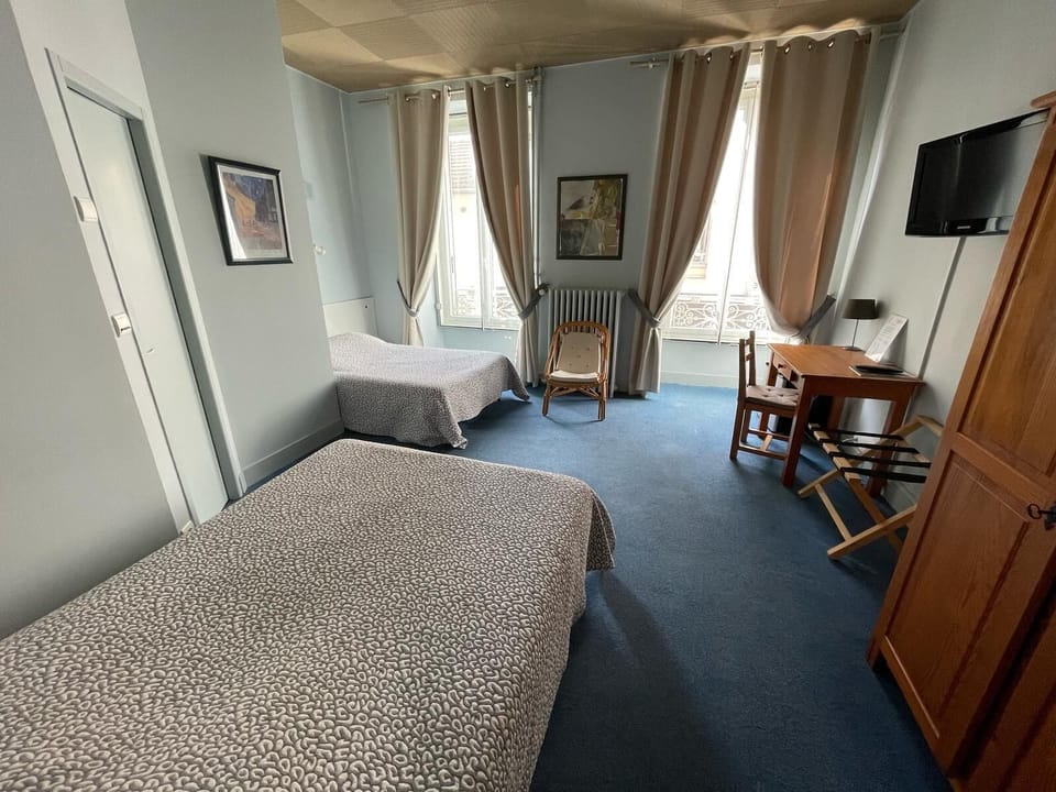 Minibar, desk, soundproofing, cribs (surcharge)
