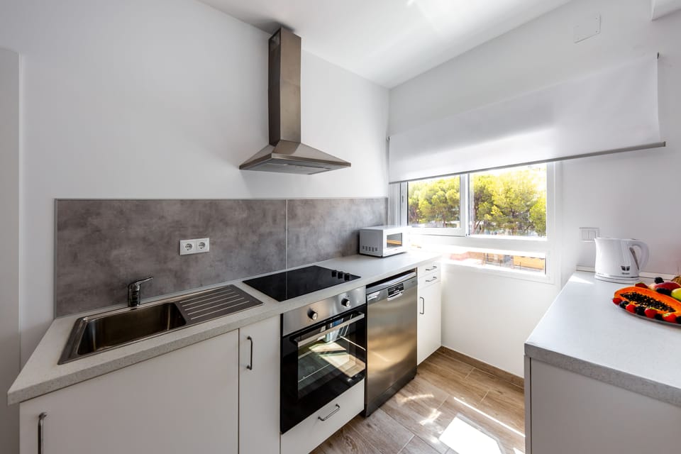 Penthouse | Private kitchen | Full-size fridge, microwave, oven, stovetop