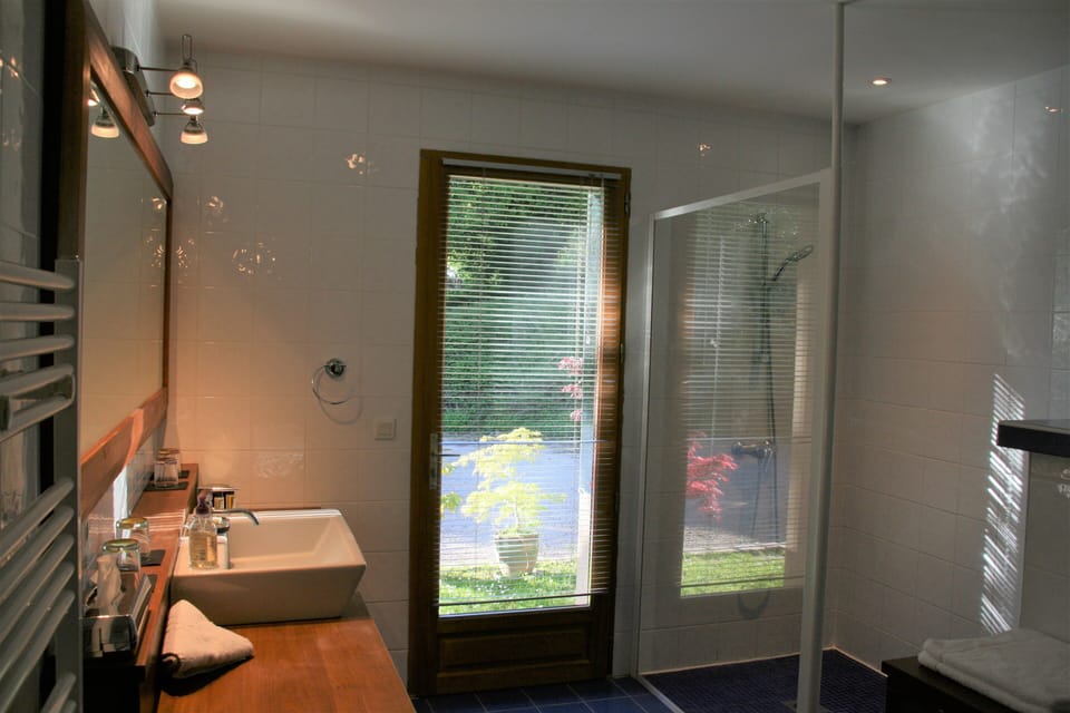 Comfort Quadruple Room, 1 Queen Bed with Sofa bed | Bathroom | Free toiletries, hair dryer, towels