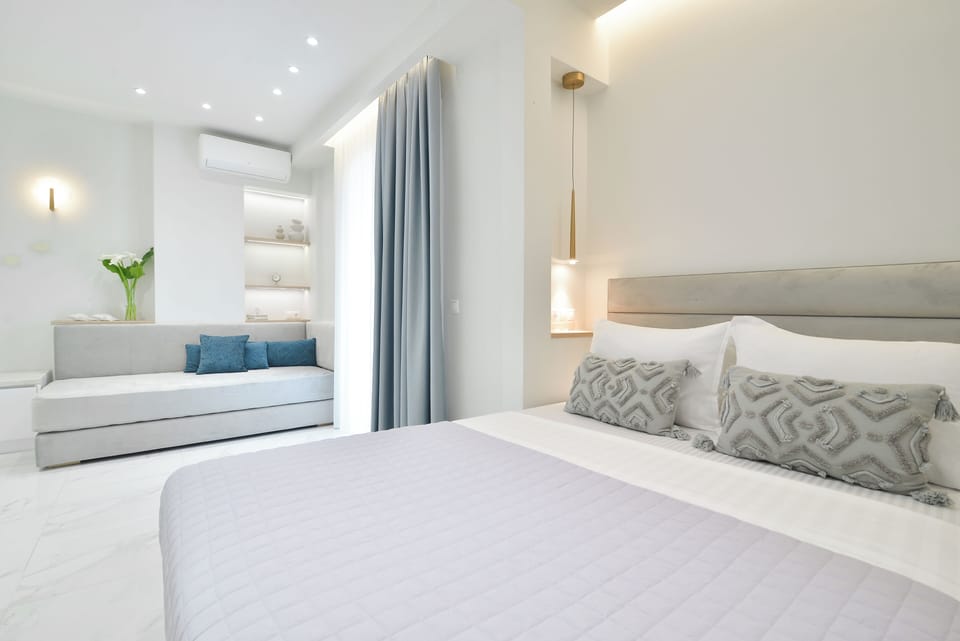 Luxury Triple Room | Individually decorated, individually furnished, blackout drapes