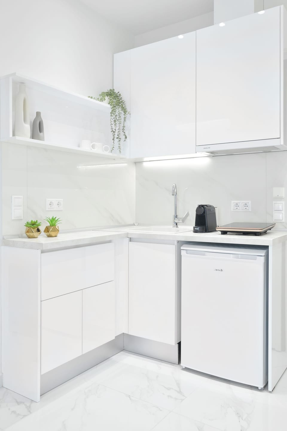 Luxury Triple Room | Private kitchen | Fridge, stovetop, electric kettle, cookware/dishes/utensils