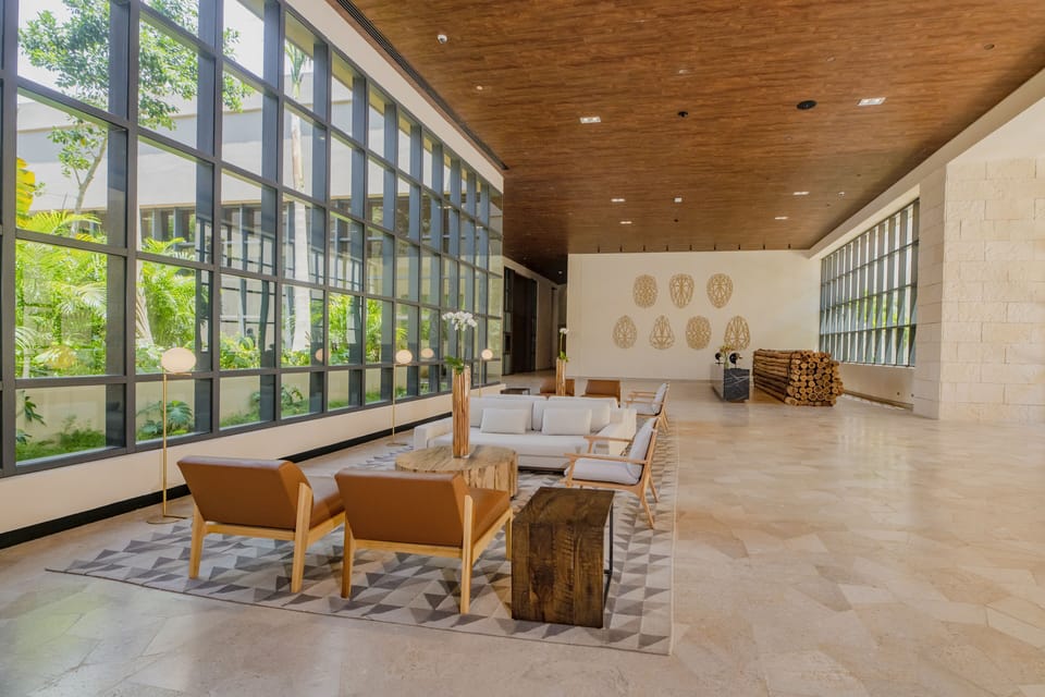 12 bars/lounges, 2 swim-up bars, 2 poolside bars