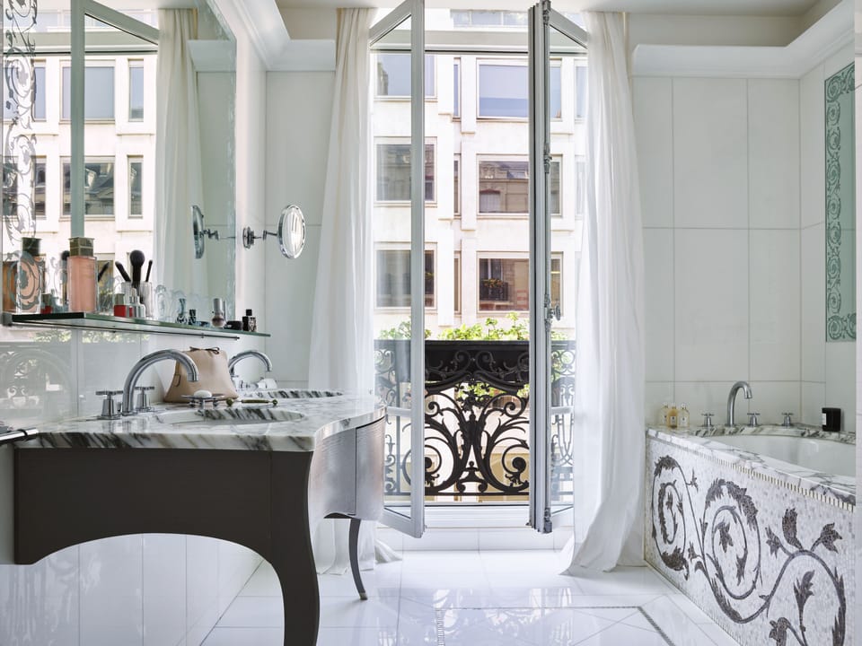 Suite Eiffel Haute Couture | Bathroom | Eco-friendly toiletries, bathrobes, towels