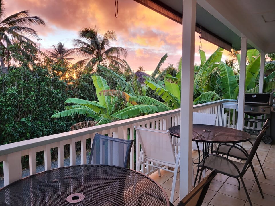 Private lanai for outdoor dining and relaxing after the beach