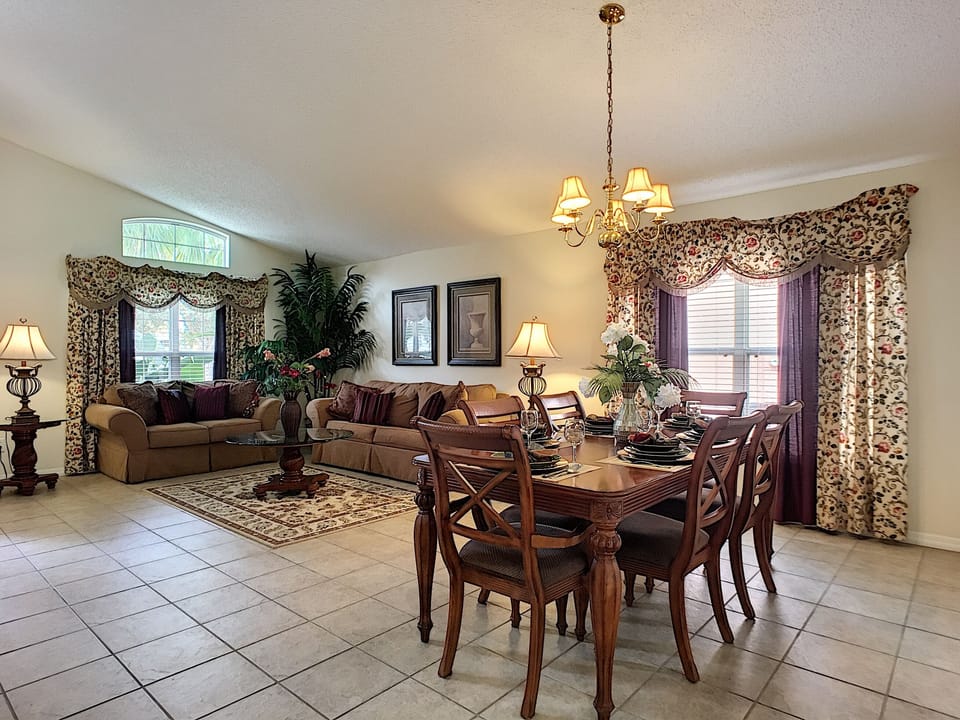 Spacious living and dining room