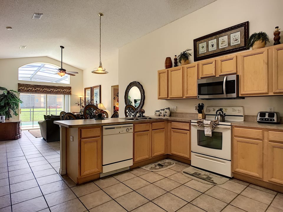 Full size kitchen with pantry & breakfast bar.