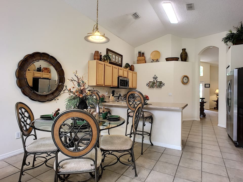Dinette area with convenient breakfast bar