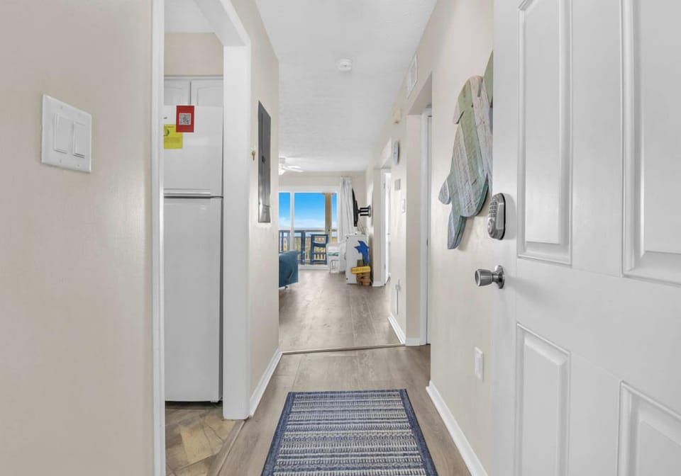 Hallway / Entrance - North