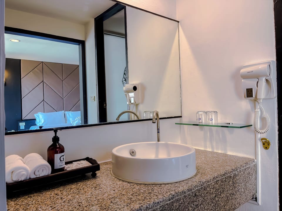 Family Room, Multiple Beds | Bathroom amenities | Combined shower/tub, deep soaking tub, free toiletries, hair dryer