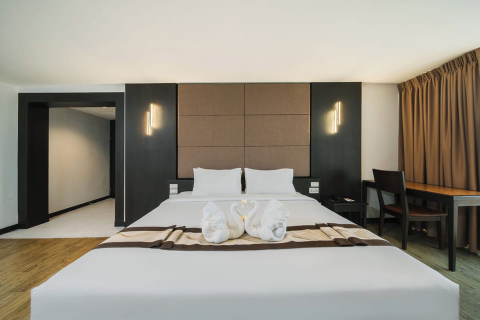 Deluxe Studio Suite, 1 King Bed | Desk, laptop workspace, blackout drapes, free WiFi