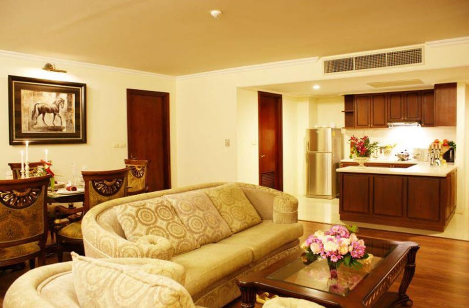 Deluxe Suite, 2 Bedrooms | Living room | 25-inch flat-screen TV with satellite channels, TV, DVD player