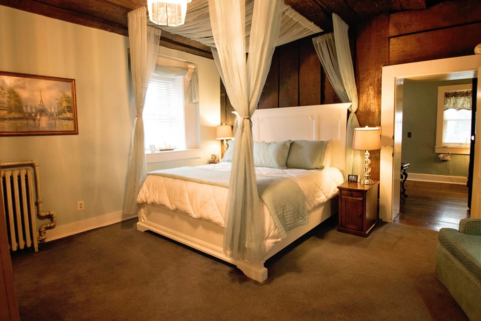 Deluxe Room | Individually decorated, individually furnished, iron/ironing board