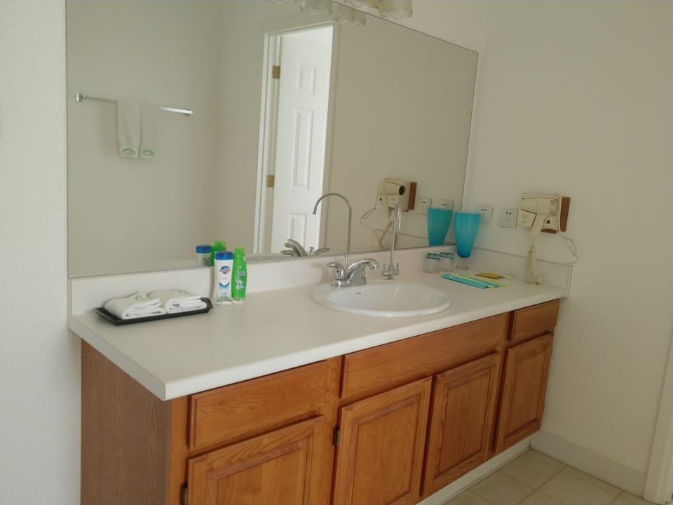 Superior Double Room | Bathroom amenities | Shower, rainfall showerhead, free toiletries, hair dryer