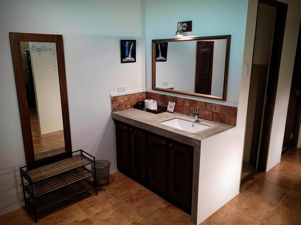 Riverside Family Room  | Bathroom | Shower, rainfall showerhead, free toiletries, hair dryer