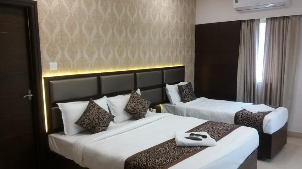 Egyptian cotton sheets, premium bedding, laptop workspace, free WiFi