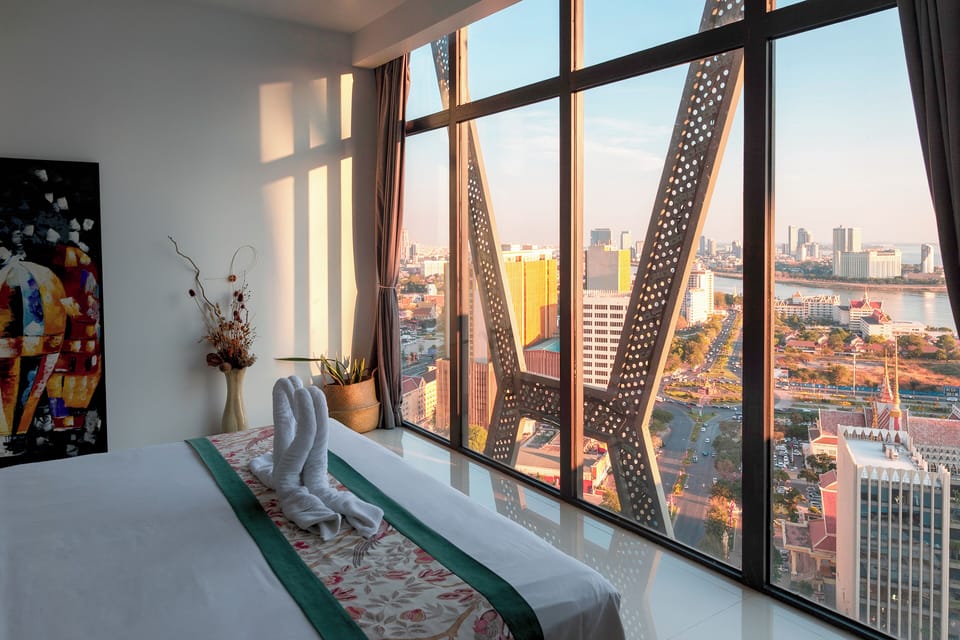 Executive Suite, 1 King Bed | Premium bedding, minibar, in-room safe, desk