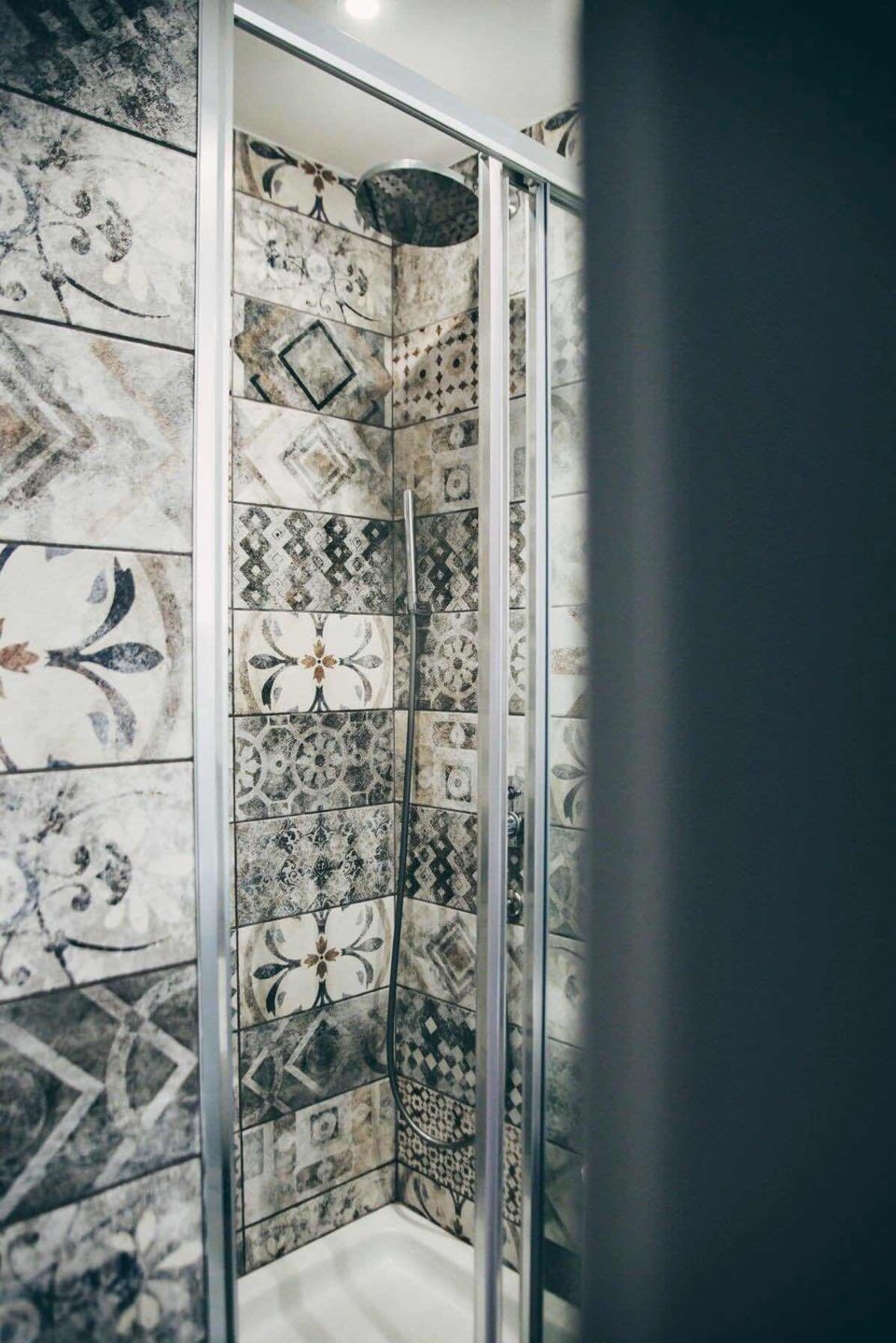 Basic Double Room | Bathroom | Shower, rainfall showerhead, free toiletries, hair dryer