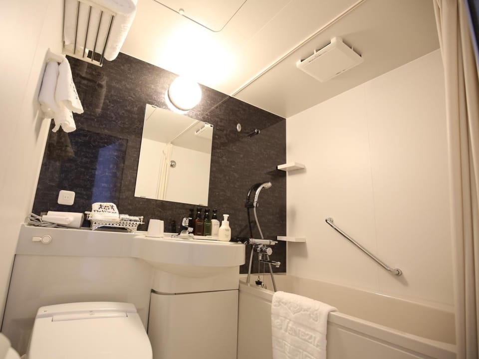 Combined shower/tub, deep soaking tub, free toiletries, hair dryer
