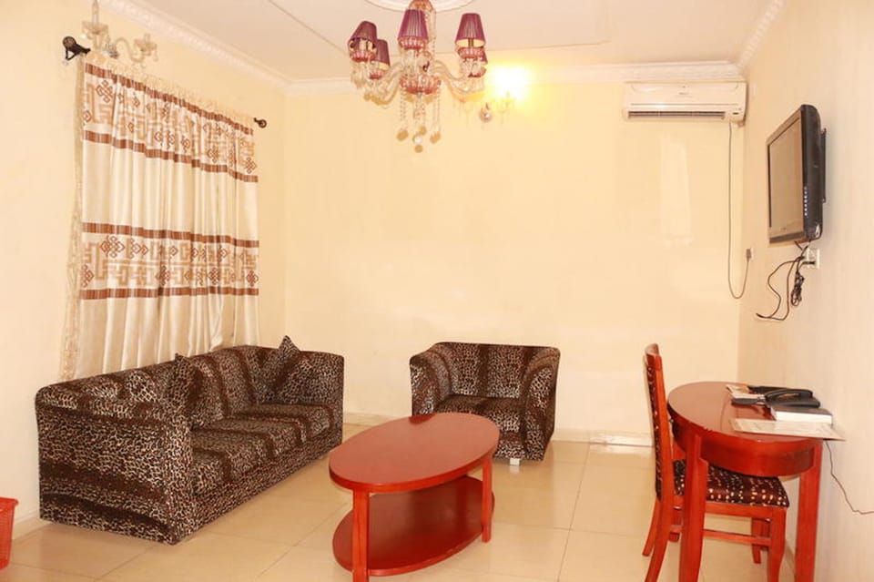Royal Room, 1 King Bed, Non Smoking | Desk, laptop workspace, free WiFi, bed sheets