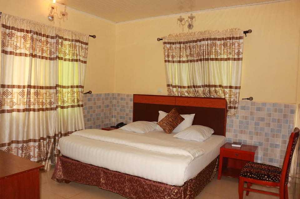 Royal Room, 1 King Bed, Non Smoking | Desk, laptop workspace, free WiFi, bed sheets