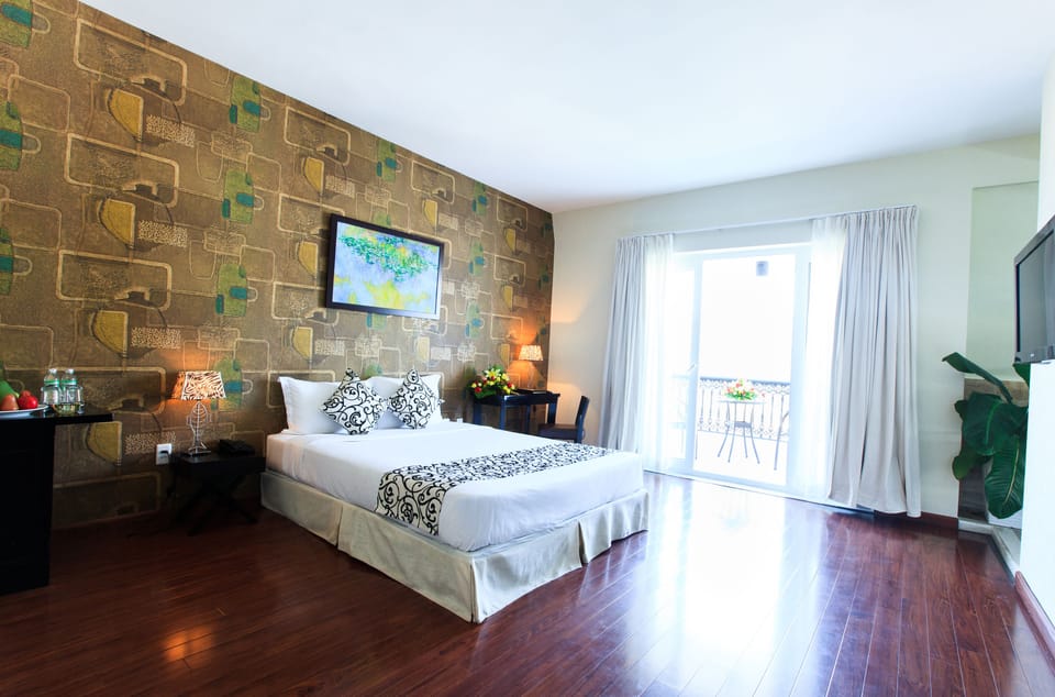 Suite | Minibar, in-room safe, desk, blackout drapes