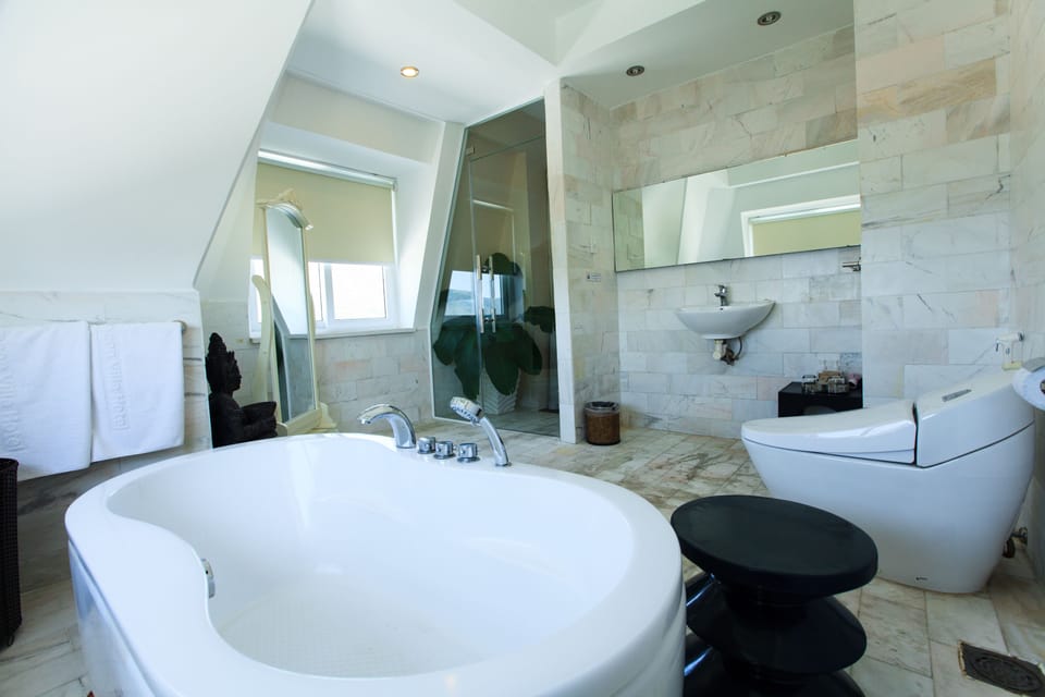 Suite | Bathroom | Free toiletries, hair dryer, slippers, towels