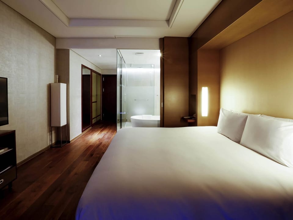 Executive Room, 1 King Bed | Premium bedding, minibar, in-room safe, desk