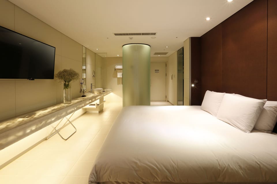Deluxe Room, 1 King Bed | Premium bedding, minibar, in-room safe, desk