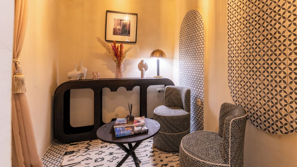 Deluxe Room | Living area