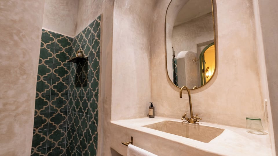 Comfort Double Room (Verte) | Bathroom | Shower, rainfall showerhead, free toiletries, hair dryer
