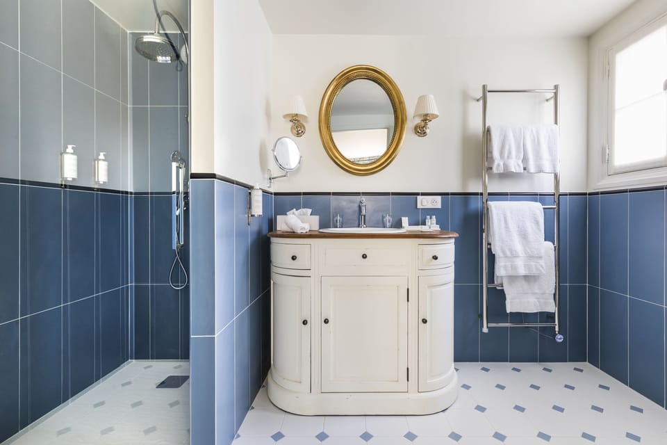 Classic Room (Superior Château) | Bathroom | Combined shower/tub, jetted tub, free toiletries, hair dryer