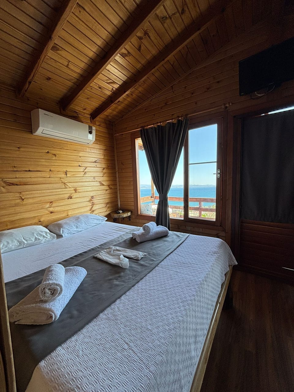 Bungalow, 1 Double Bed, Sea View | Laptop workspace, blackout drapes, soundproofing, free WiFi