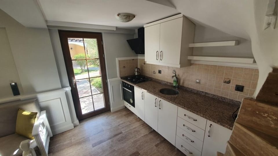 Family Duplex, 1 Bedroom | Private kitchen | Full-size fridge, microwave, oven, stovetop