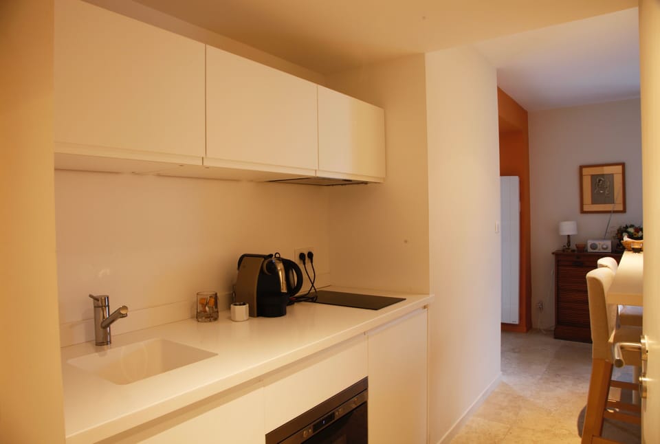 Comfort Suite, 1 Queen Bed, Non Smoking | Private kitchen | Fridge, microwave, oven, stovetop