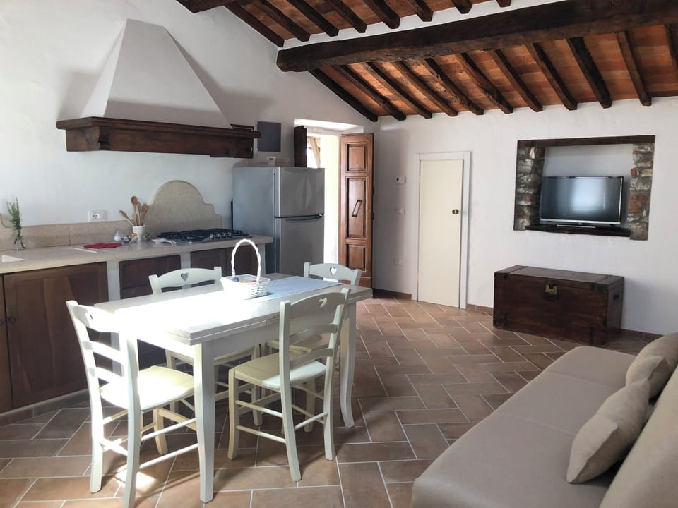 Family Apartment, 2 Bedrooms, Hill View (Piazza della chiesa, 14) | In-room dining