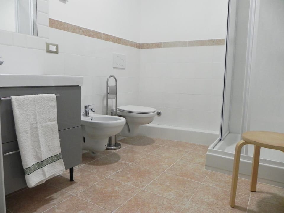 Double or Twin Room | Bathroom | Shower, hair dryer, bidet, towels